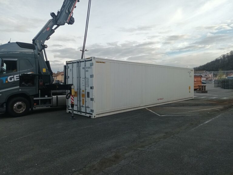 Container frigorifique 40'HC blanc posé sur le sol dans une cour de stockage.