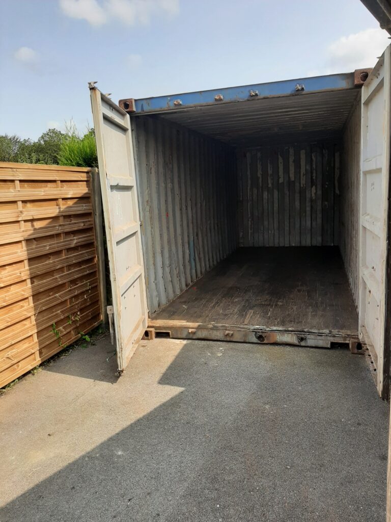 Intérieur d’un container maritime de 20 pieds avec les portes ouvertes, prêt à être utilisé comme espace de stockage.
