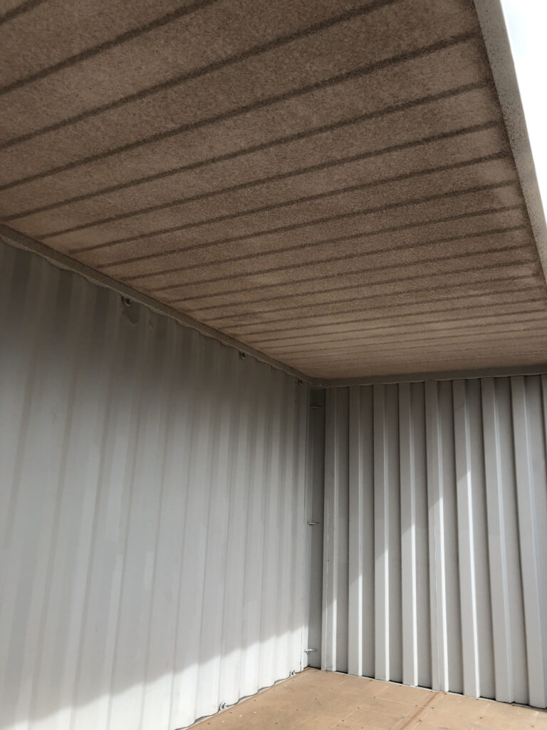 Plafond d’un conteneur maritime isolé avec du Soliège pour prévenir la condensation et améliorer l’isolation thermique.
