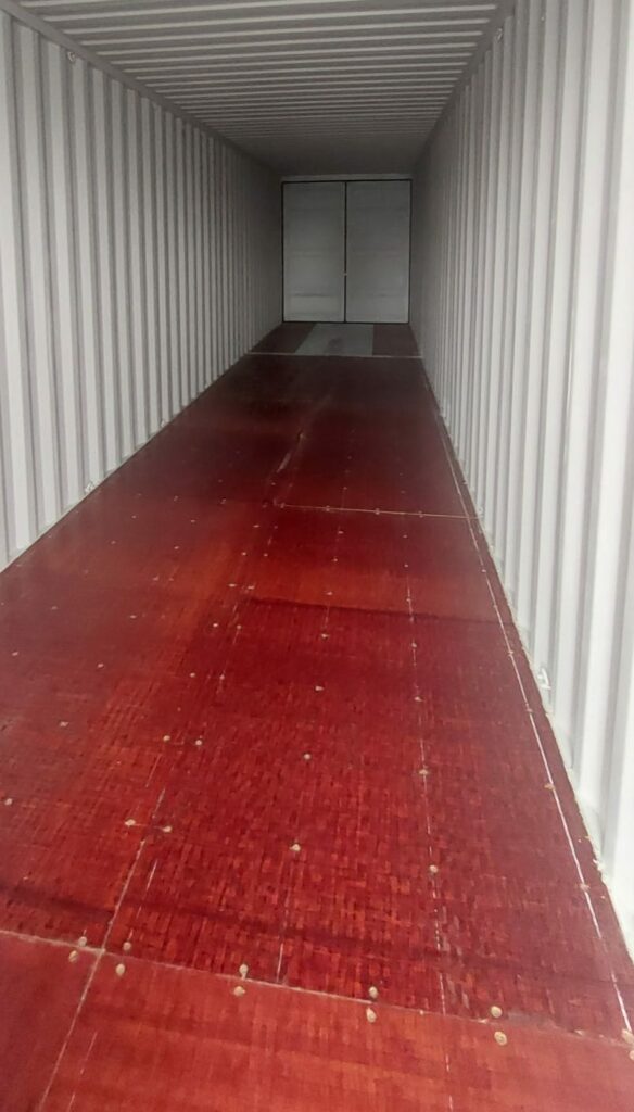 Intérieur spacieux d'un container de stockage 40 pieds High Cube Double Doors pour Pury Paysagistes à Yverdon, plancher bois.