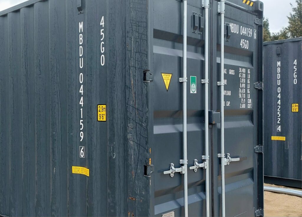 Détail des portes et marquages d'un container de stockage 40 pieds High Cube pour Pury Paysagistes à Yverdon.