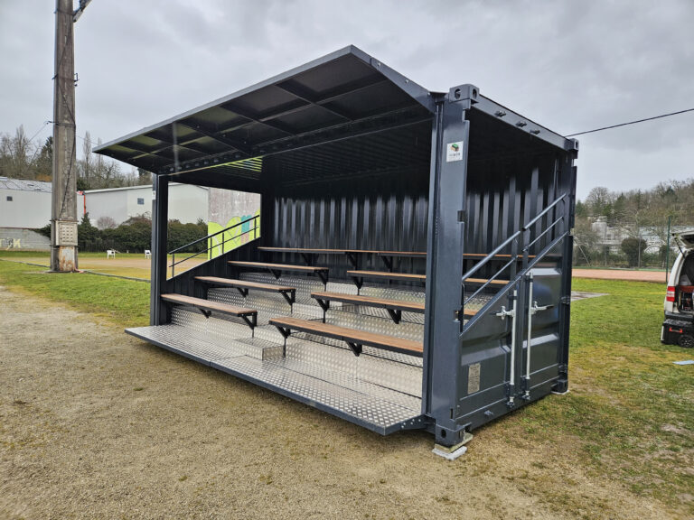 Tribune container rugby Nontron réalisée par In'Box Container - Vue extérieure 3/4 de la structure 20 pieds HC aménagée avec bancs en bois et auvent.