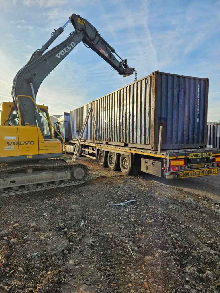 Grue Volvo soulevant un container 20 pieds pour un projet de self-stockage In'Box à Ars-sur-Moselle.