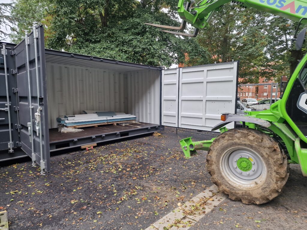 Chargement de matériel dans un container 20 pieds Open Side à Roubaix, illustrant l'accessibilité latérale pour Cosanor.