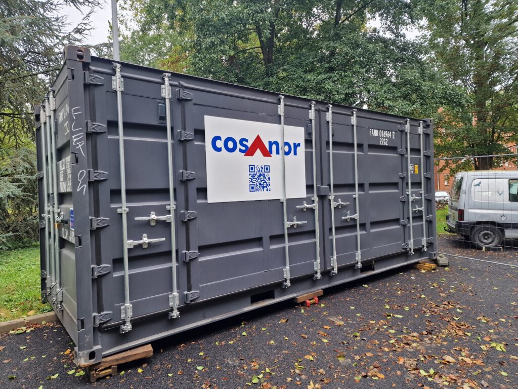 Container de stockage 20 pieds Open Side gris avec logo Cosanor, installé à Roubaix pour le rangement de matériel de chantier.