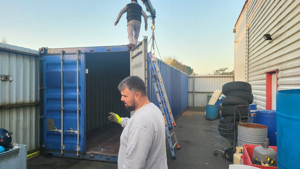Intérieur spacieux d'un container de stockage de 40 pieds livré à ROADY Montpon, avec un technicien In'Box vérifiant l'espace avant utilisation.