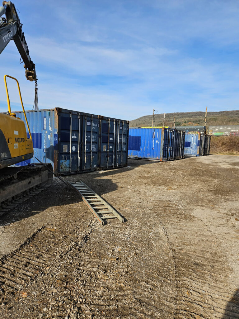 Installation de containers 20 pieds pour self-stockage en Moselle par In'Box - Grue Volvo en action à Ars-sur-Moselle.