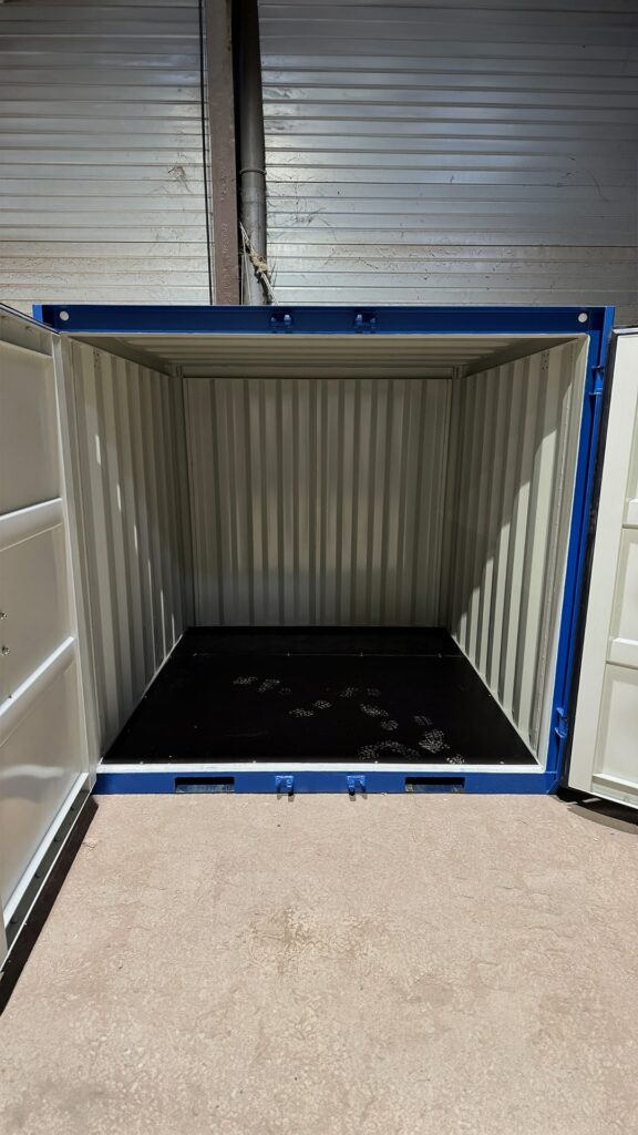 Intérieur du container 6 pieds pour Gibeaux SAS avec plancher antidérapant et parois métalliques
