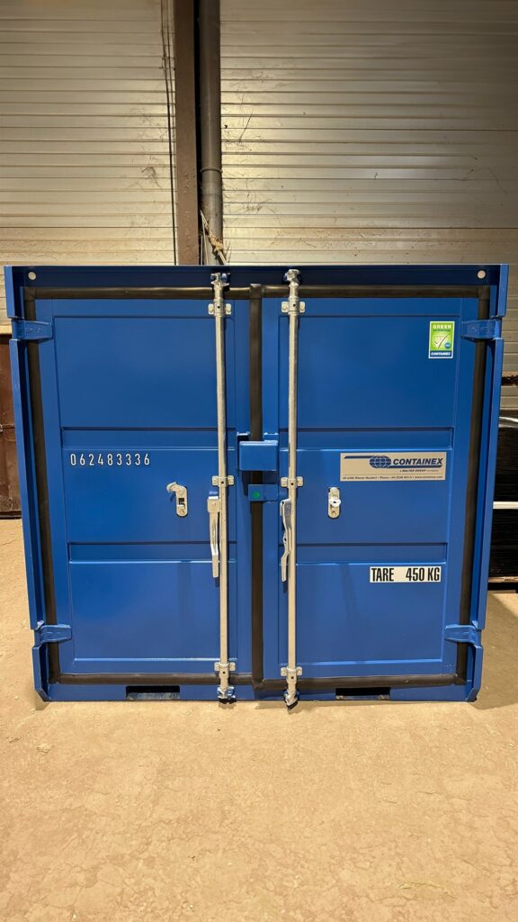 Container 6 pieds bleu pour Gibeaux SAS dans la Marne avec système de fermeture sécurisé