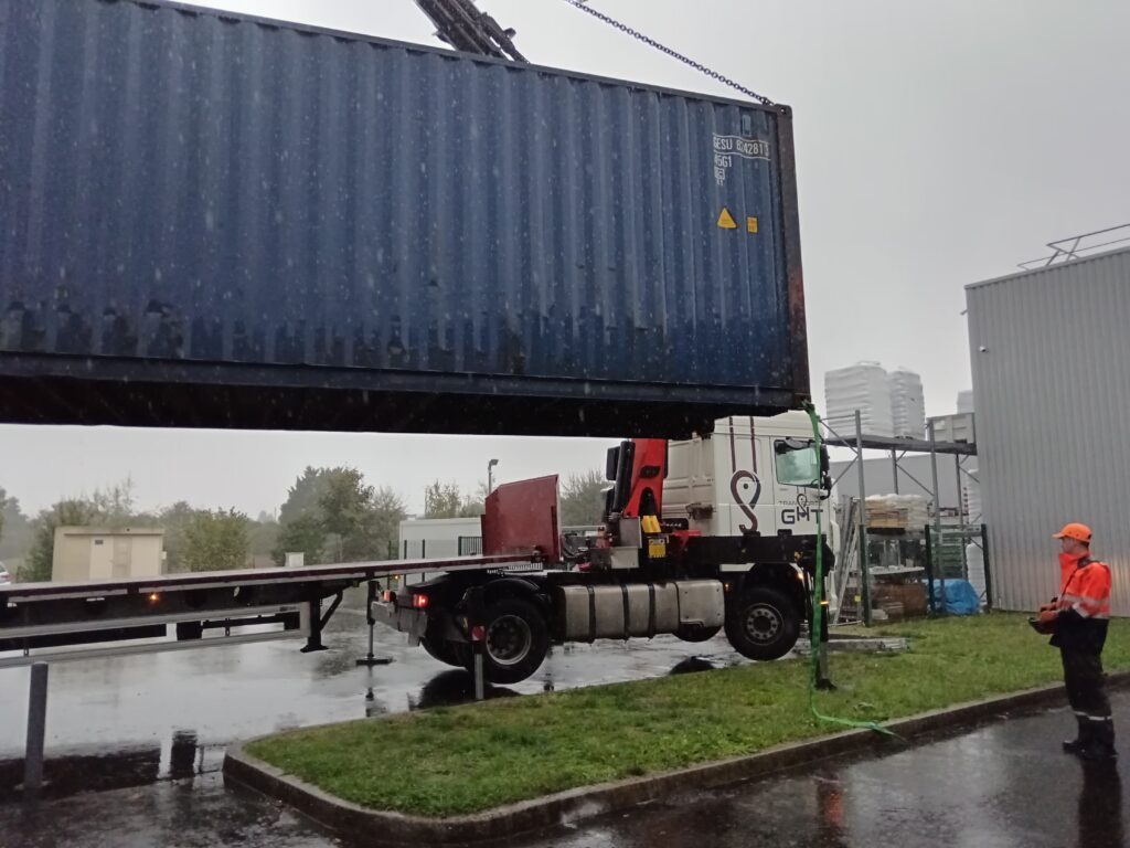 Livraison et levage par camion grue d'un container maritime 40 pieds High Cube bleu pour solution de stockage chez Intersport à Loches (37).