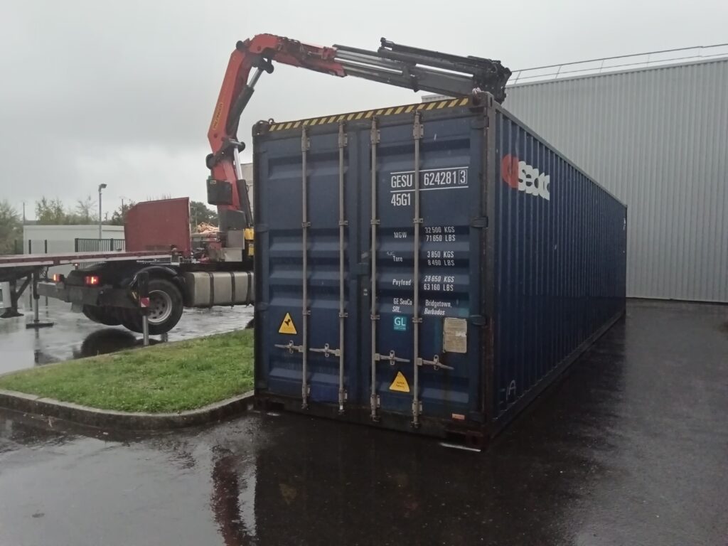 Container 40 pieds High Cube bleu installé au sol, prêt à l'emploi comme espace de stockage sécurisé pour Intersport Loches.