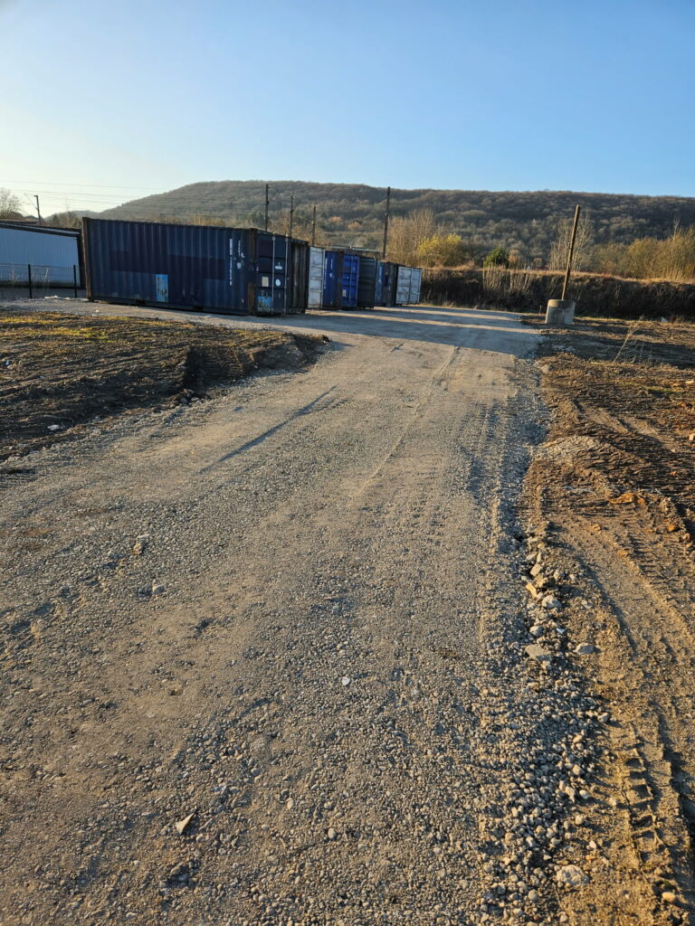 Containers maritimes pour self-stockage alignés sur un terrain à Ars-sur-Moselle - Projet In'Box en Moselle.