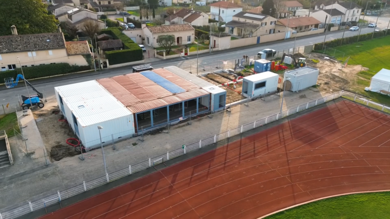 Maison du Rugby de Libourne - 15 containers assemblés sur stade avec toiture tuiles