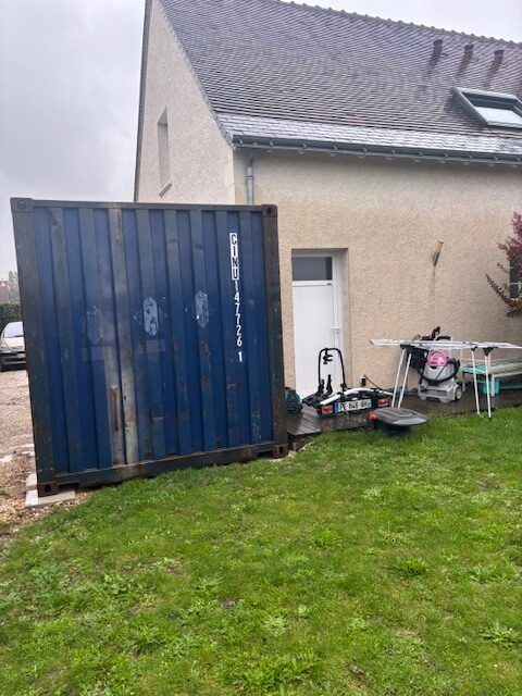 Façade d’un container de stockage bleu de 20 pieds servant de garage pour un particulier à Ambillou, Indre-et-Loire.