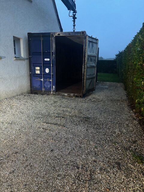 Intérieur d’un container de stockage 20 pieds bleu livré par In’Box à Ambillou pour un usage de garage.