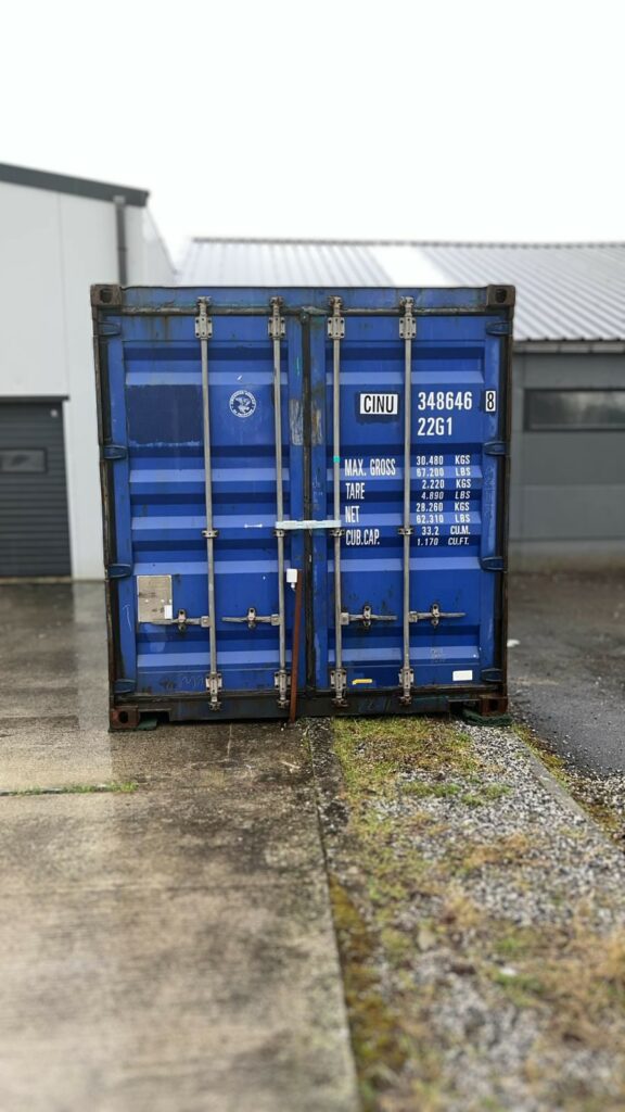 Conteneur de stockage bleu 20 pieds à Braine-l'Alleud, vue frontale montrant les portes sécurisées et les spécifications techniques