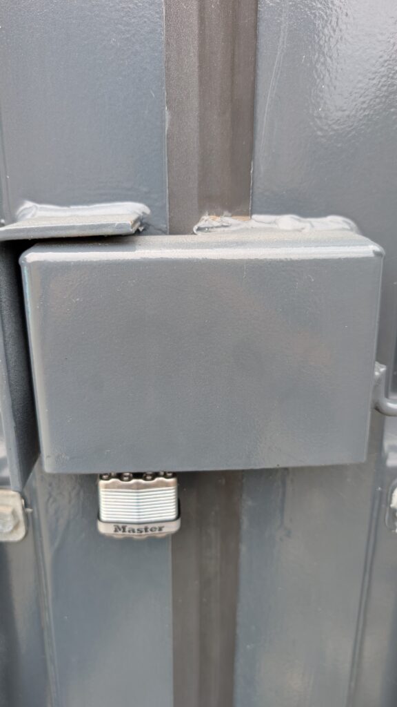 Cadenas de sécurité Masterlock installé sous le cache-cadenas d'un conteneur maritime premier voyage