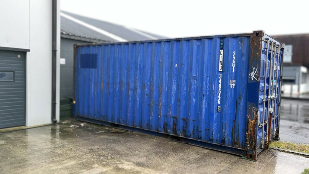 Conteneur de stockage bleu 20 pieds d'occasion installé sur le site d'Adverbz à Braine-l'Alleud, vue latérale complète