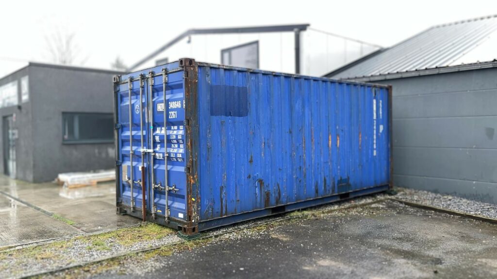 Conteneur de stockage bleu 20 pieds d'Adverbz à Braine-l'Alleud, intégré dans l'environnement professionnel de l'entreprise