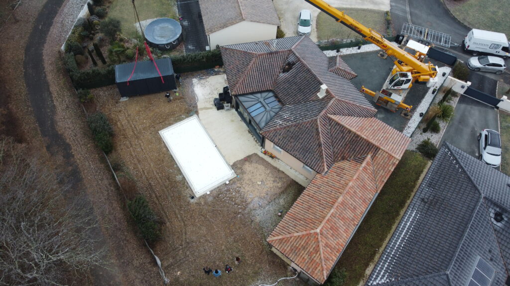 Container bureau installé jardin résidentiel vue aérienne Périgord