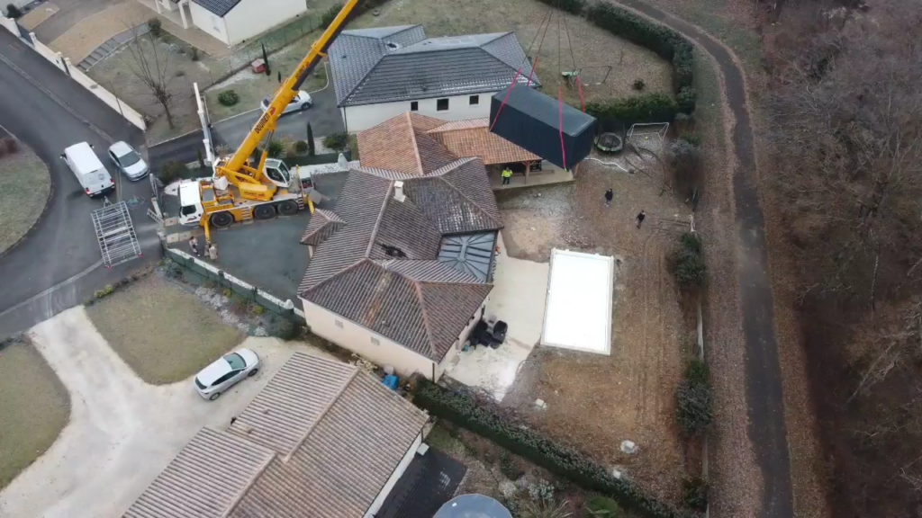 Grue mobile levage container bureau au-dessus maison Boulazac Isle Manoire
