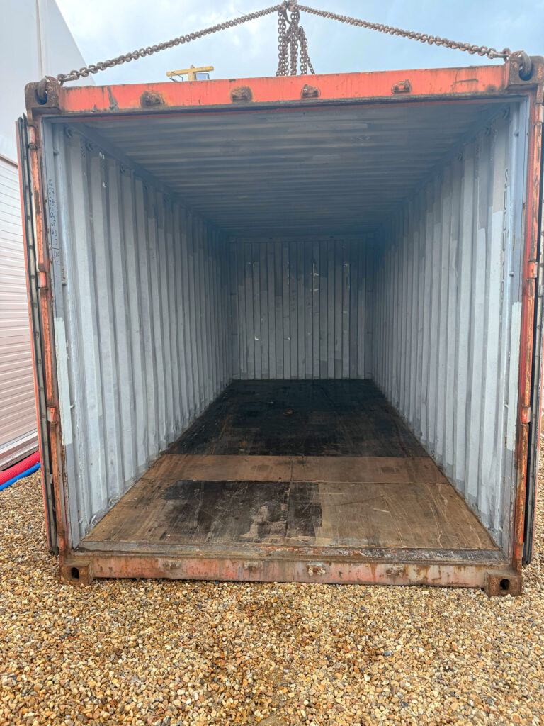 Intérieur spacieux du conteneur de stockage 20 pieds pour le chantier du temple BAPS à Bussy-Saint-Georges