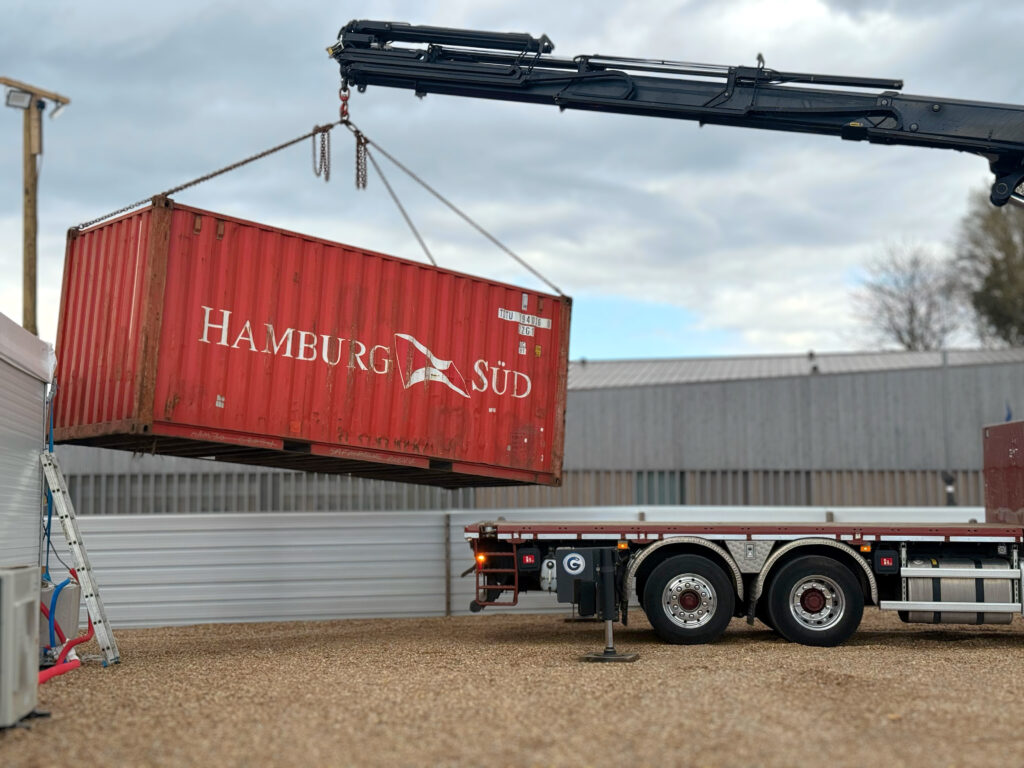 Livraison par grue d'un conteneur Hamburg Süd pour le chantier du temple BAPS à Bussy-Saint-Georges