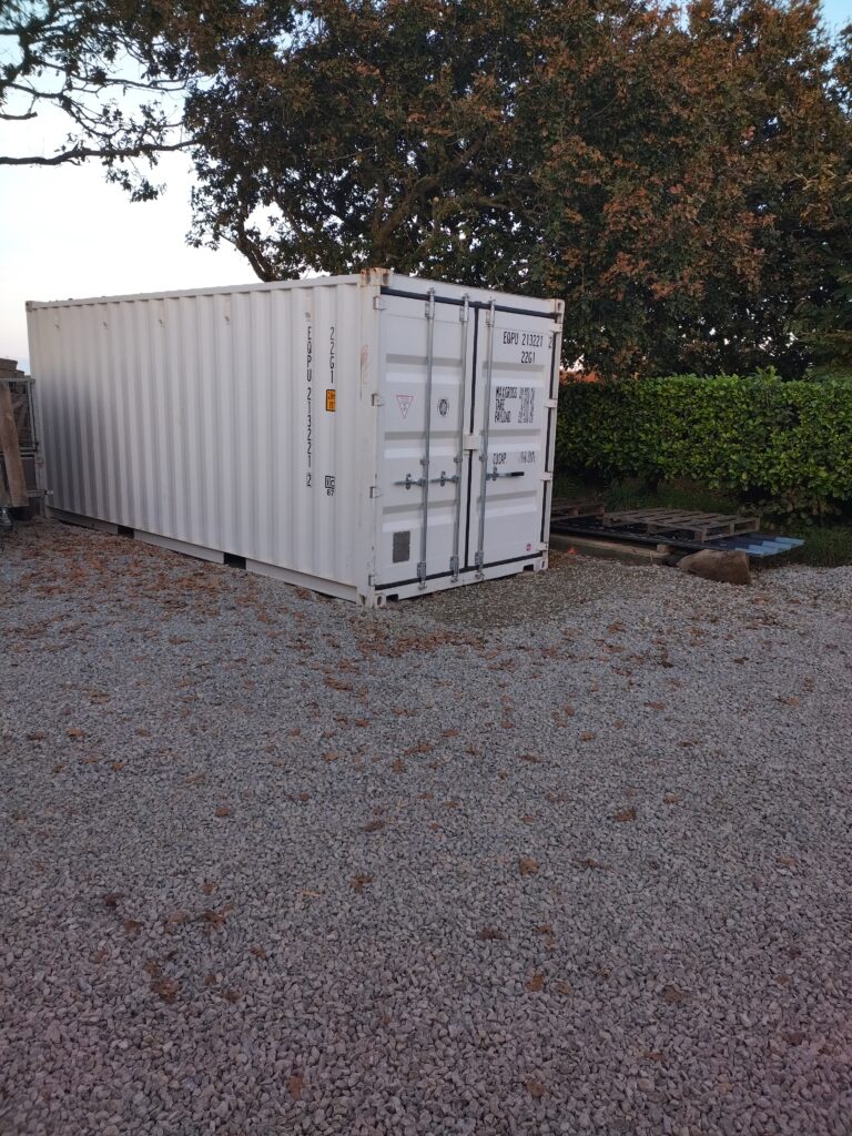 Container stockage maritime blanc 20 pieds livré entreprise couverture Locquirec