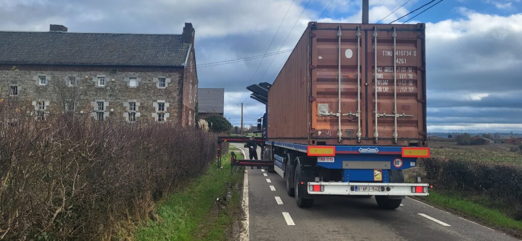 Container 40 pieds semi-remorque transport Belgique paysage rural Verviers
