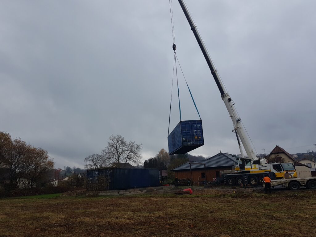 Container 40 pieds HC suspendu grue installation maison Gan In'Box Container livraison précise Béarn