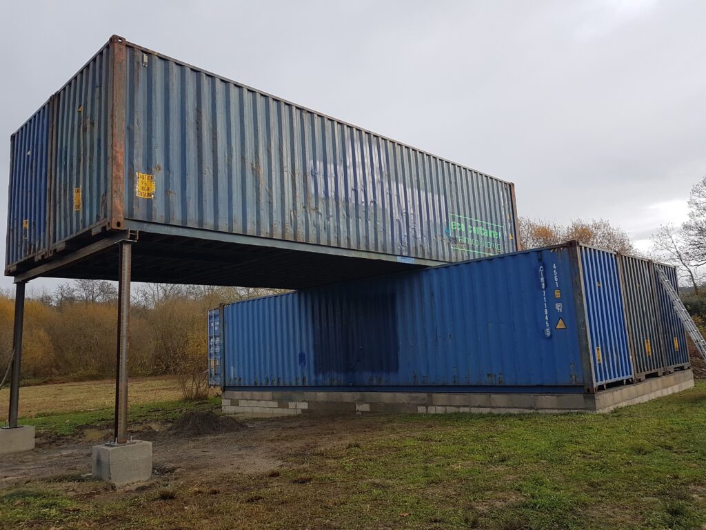 Maison containers assemblés Gan 5 modules 40 pieds HC configuration finale plots béton Pyrénées Atlantiques