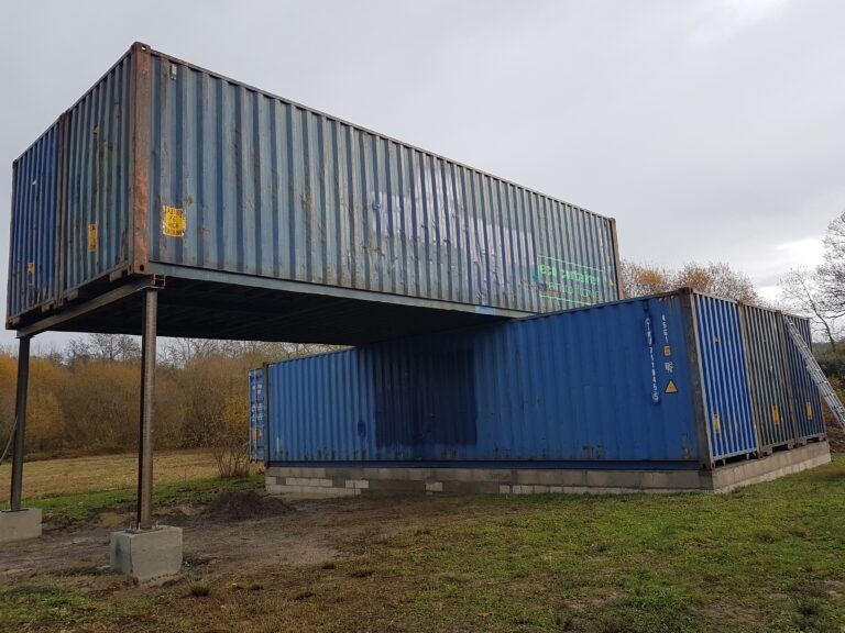 Maison containers assemblés Gan 5 modules 40 pieds HC configuration finale plots béton Pyrénées Atlantiques