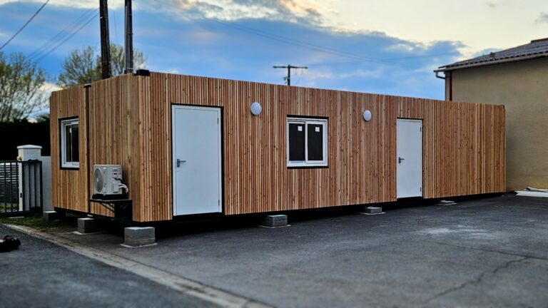 Bureaux containers Macau bardage bois Douglas service technique municipal Gironde vue extérieure