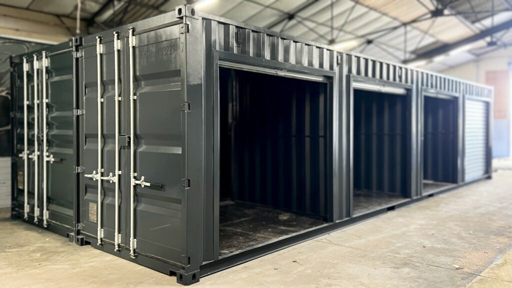 Containers 40 pieds High Cube avec ouvertures latérales en atelier In'Box Container