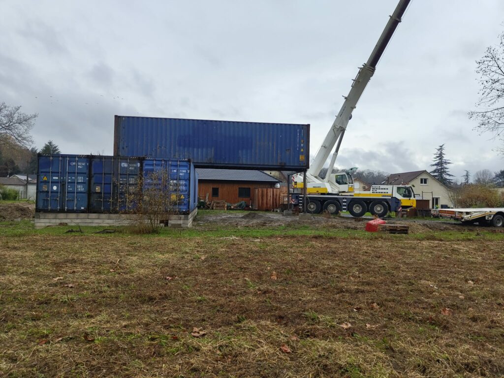 Livraison 5 containers 40 pieds High Cube maison Gan grue terrain préparé plots béton Pyrénées Atlantiques