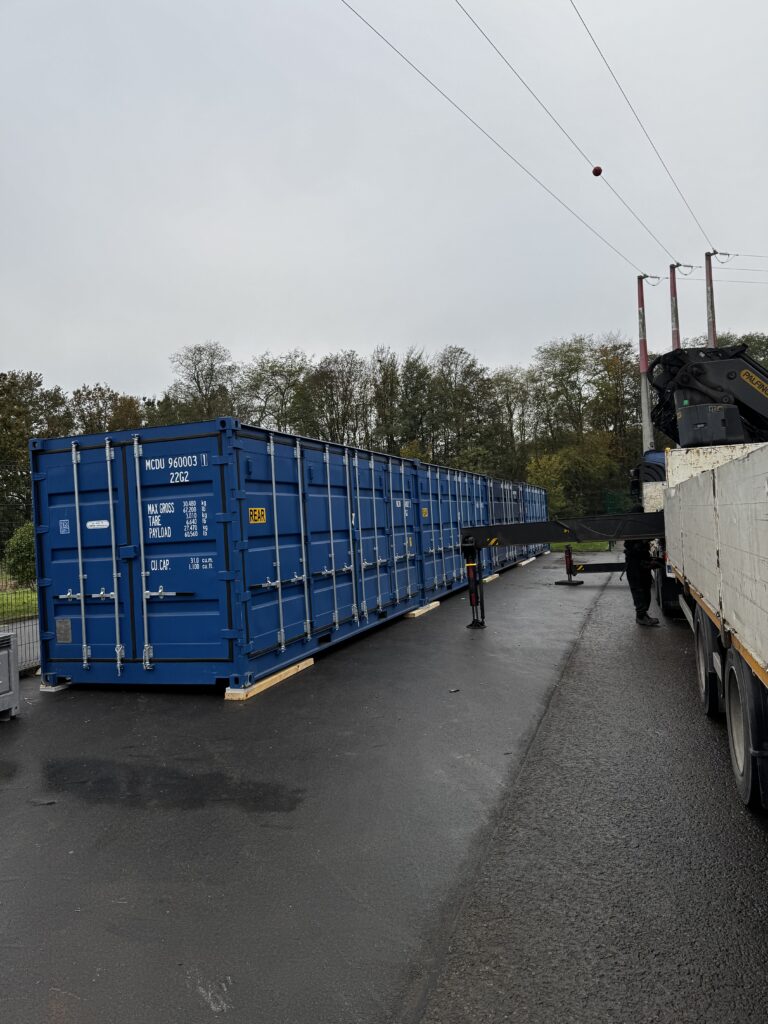 Containers open side 20 pieds bleus IKEA Liège positionnés Shopping Hognoul