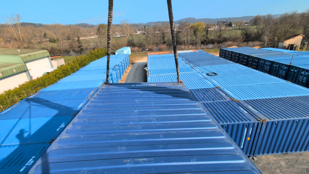 Containers maritimes 20 pieds bleus alignés dans parc selfstock Boulazac lors livraison mars 2025 In'Box Container