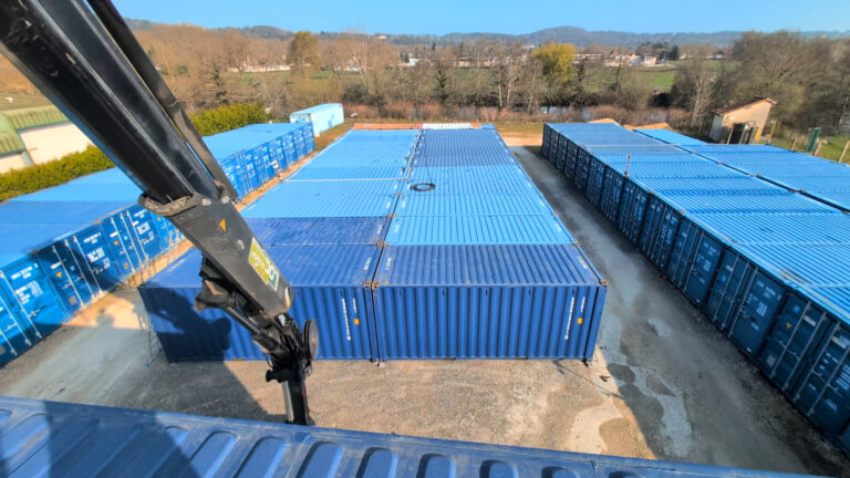 Parc selfstock Boulazac vue aérienne containers bleus organisés allées circulation livraison In'Box Container mars 2025