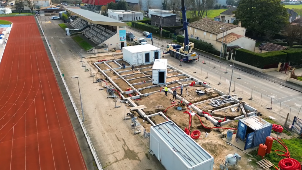 Assemblage containers Maison Rugby Libourne - Structure métallique et fondations sur stade