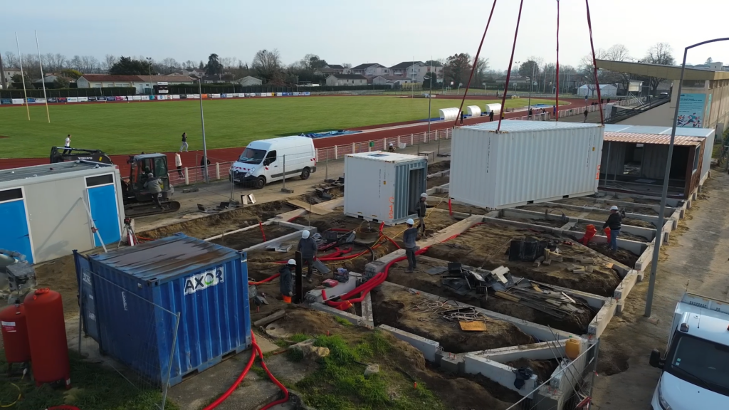 Installation containers Maison Rugby Libourne - Équipes In'Box Container au travail sur chantier