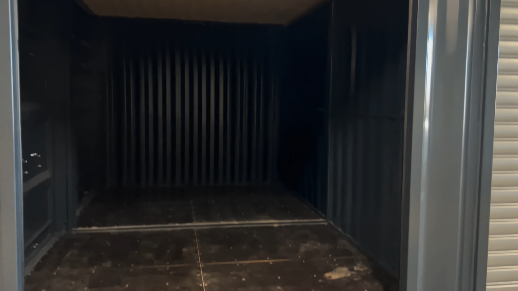 ntérieur garage container avec isolation liège en atelier In'Box Container