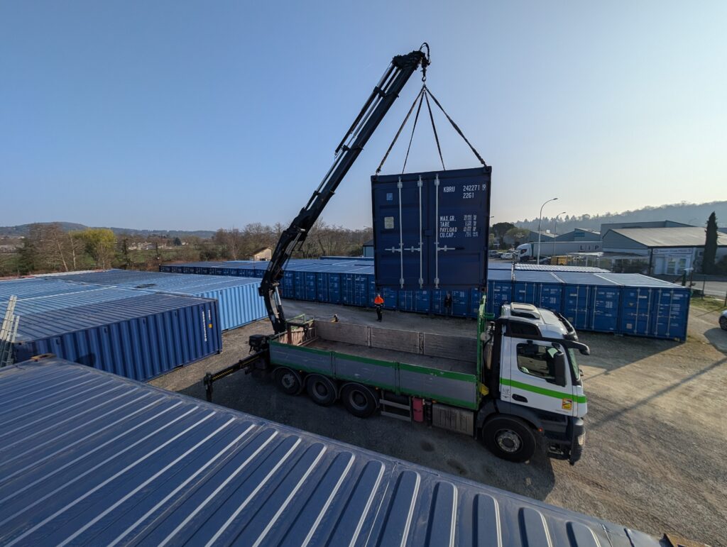 Grue Locaster soulevant container maritime 20 pieds bleu livraison selfstock Boulazac mars 2025 expertise logistique