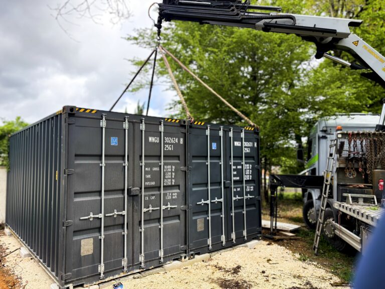 Assemblage deux containers 20 pieds High Cube gris anthracite pour garage 28m² Trélissac Dordogne