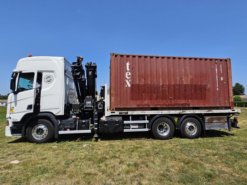 Camion-grue In'Box Container transportant container TEX 20 pieds livraison Ménesplet