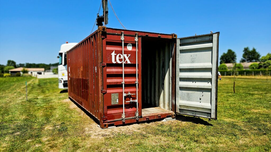 Container maritime 20 pieds TEX ouvert sur terrain herbeux Ménesplet Dordogne