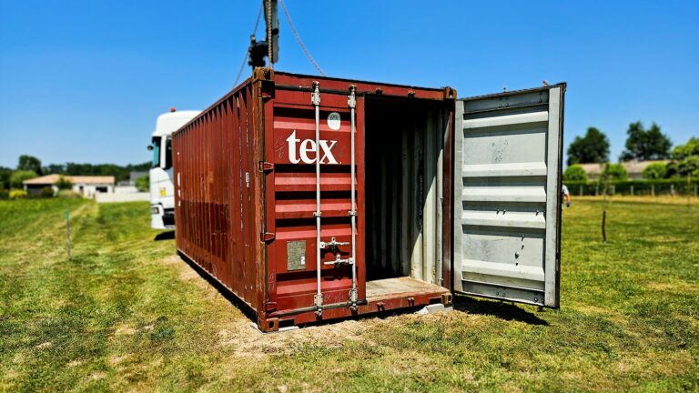 Container maritime 20 pieds TEX ouvert sur terrain herbeux Ménesplet Dordogne