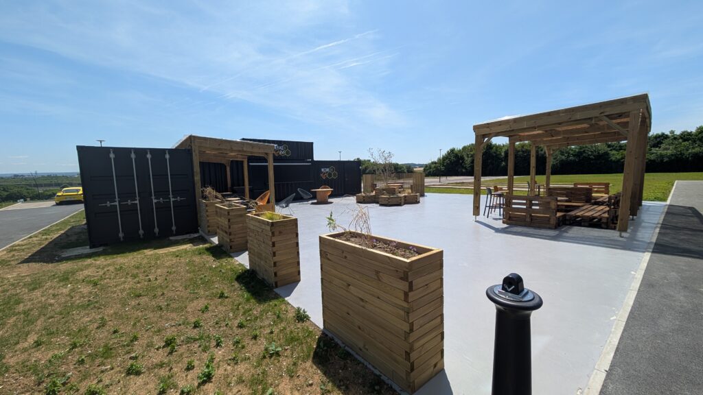 Site événementiel The Place to Bee Coquelle avec containers aménagés et espaces extérieurs