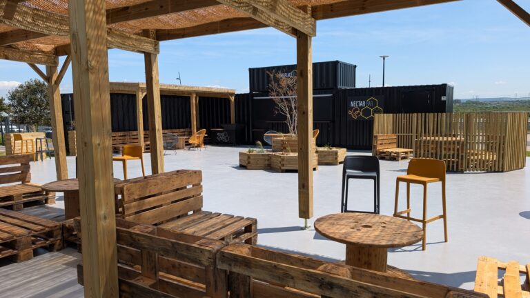 Snack bar container noir The Place to Bee Coquelle avec terrasse bois et mobilier design