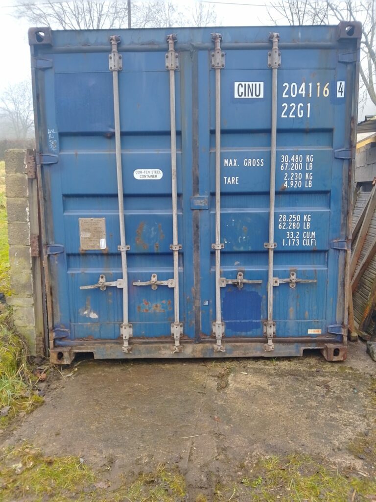 Container maritime 20 pieds bleu GINU utilisé comme garage à Manhay en Belgique