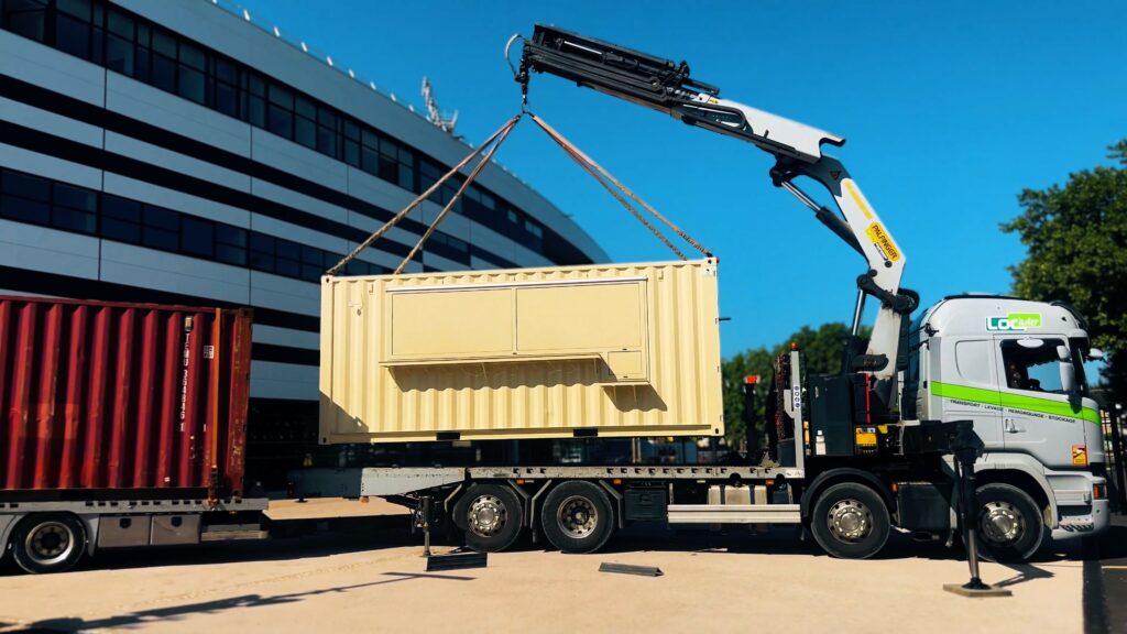 Livraison container snack CA Brive Rugby par camion-grue In'Box Container